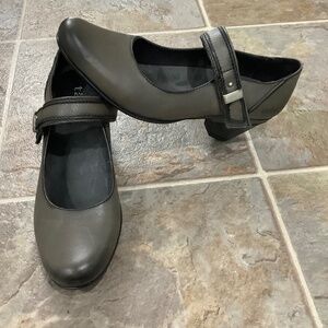 Taos Beautiful Maryjane heeled shoes Sz 9/9.5 Excellent condition
